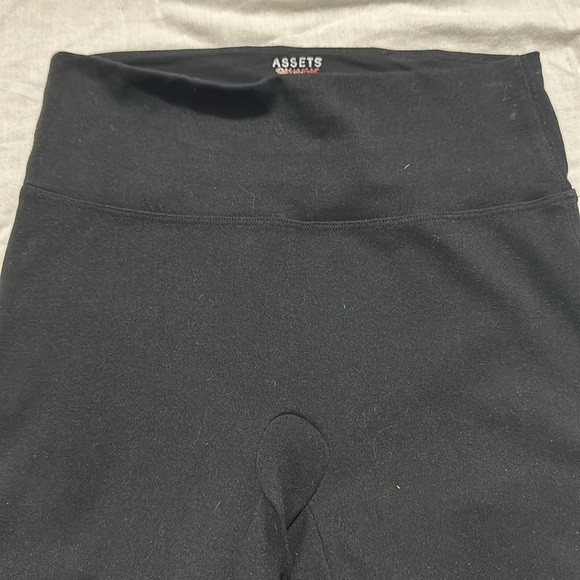 Assets by Spanx Red Hot Label Black Leggings Size Smalll - Picture 2 of 4